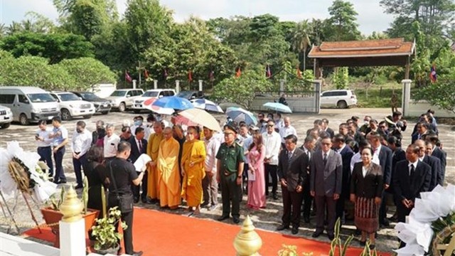 越南驻老挝大使馆同老挝老战士协会中央委员会和有关机关配合举行上香仪式。