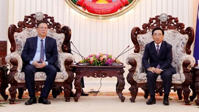 老挝总理潘坎·维帕万会见越南科技翰林院院长周文明。（图片来源：越通社）