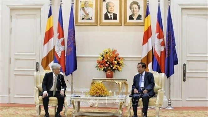 越南祖国阵线中央中央委员会主席杜文战与柬埔寨首相洪森。（图片来源：越通社）