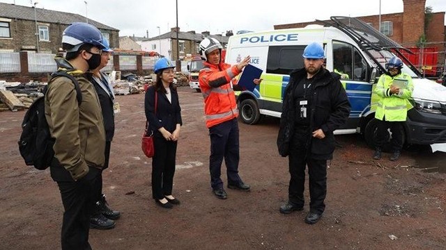 越南驻英国副大使苏明秋（左三）到现场了解情况。