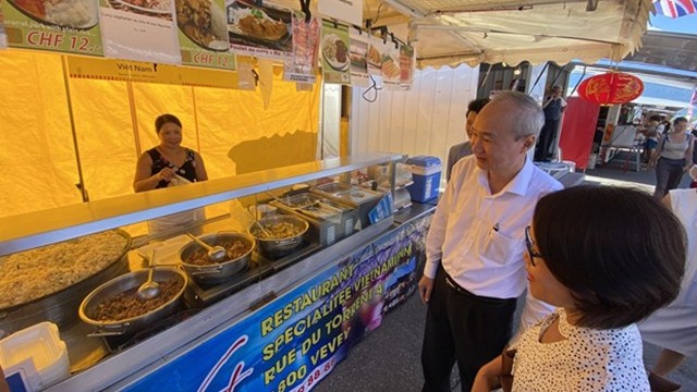 冯世龙大使参观Maison Viet餐厅在沃韦镇周末集市的摊位。