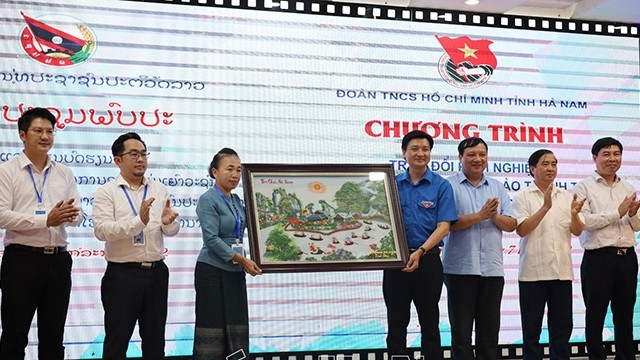 河南省领导代表向老挝人民革命青年团中央代表团赠送纪念品。