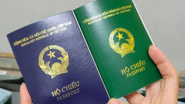 附图：越南新版护照（左）和旧版护照（右）。