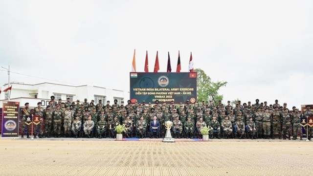 越南和印度官员和参加2022年越南与印度联合国维和演习工兵们合影。