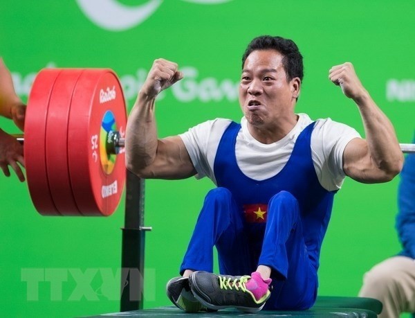 越南举重运动员黎文功成功卫冕。（图片来源：越通社）