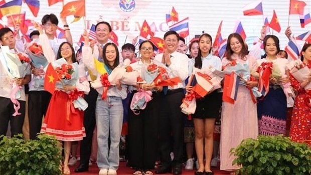 越侨青年和各位代表出席2022越南夏令营闭幕式。（图片来源：越通社）