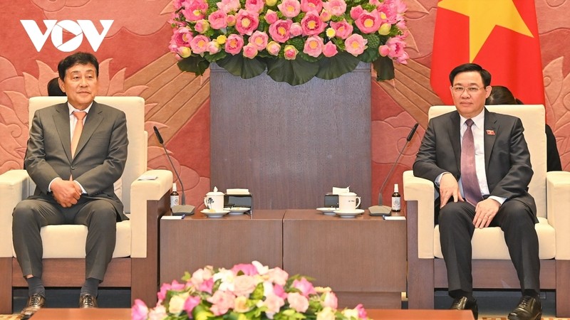 越南国会主席王廷惠会见韩亚金融集团总裁金正泰。（图片来源：VOV）