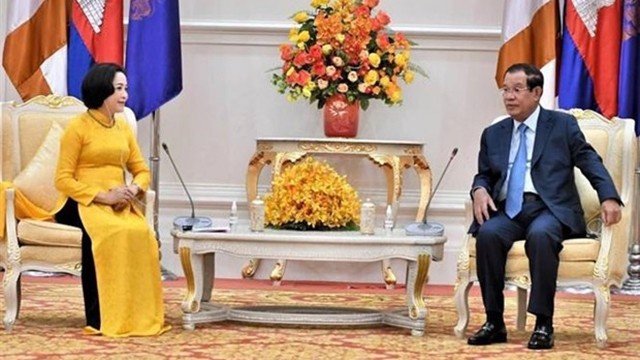 埔寨首相洪森会见越柬友好协会主席阮氏青。