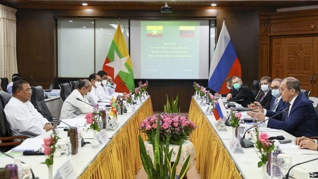 俄罗斯外长谢尔盖·拉夫罗夫与缅甸外交外交部长温纳貌伦。