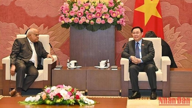 越南国会主席王廷惠会见古巴驻越南大使奥兰多•尼古拉斯•斯吉伦。