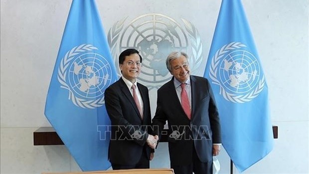 越南外交部副部长何金玉与联合国秘书长古特雷斯。（图片来源：越通社）