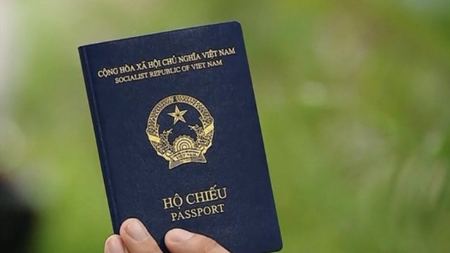 越南新版普通护照（蓝紫色封面）。