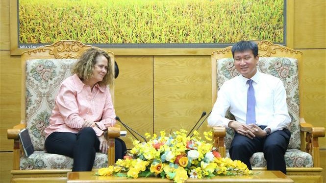 安沛省人民委员会主席陈辉俊与世行驻越南首席代表卡罗琳•特克。（图片来源：越通社）