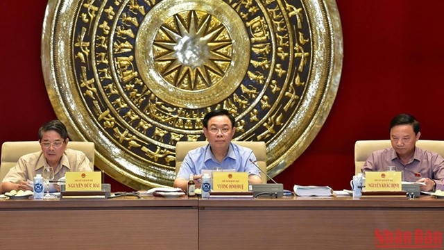 越南国会主席王廷惠就《土地法》（修正案）举行工作座谈。（图片来源：维灵 摄）