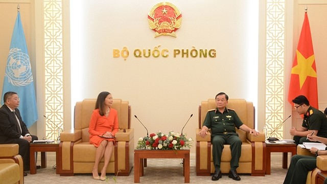 越南国防部副部长黄春战会见联合国驻越南协调员宝琳·塔梅西斯。