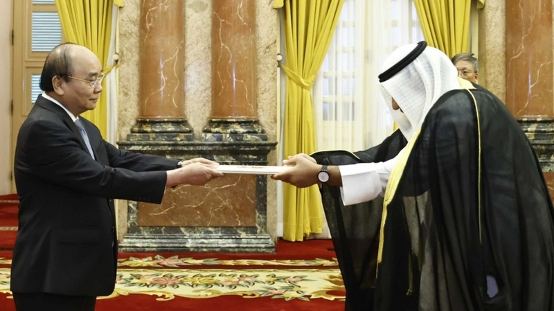 科威特国驻越南新任大使优素福·阿舒尔·萨巴格向阮春福主席递交国书。（图片来源：VOV）
