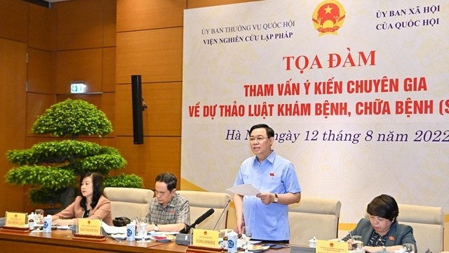 国会主席王廷惠在座谈会上讲话。
