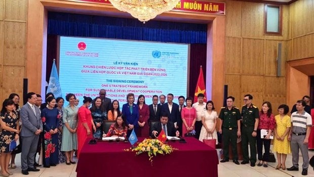 越南计划与投资部部长阮志勇与联合国常驻越南协调员宝琳·塔梅西斯签署文件。