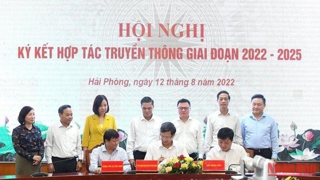 越南海防市人民委员会与《人民报》社和越南通讯社2022-2025年传媒合作协议签字仪式。