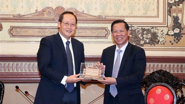 胡志明市人委会主席潘文买会见新加坡人力资源部部长兼贸易和工业部第二部长陈思棱。