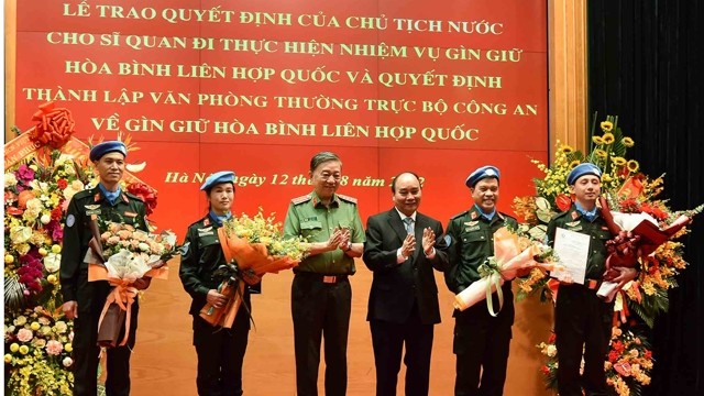 国家主席阮春福向即将执行联合国维和任务的军官赠送献花。