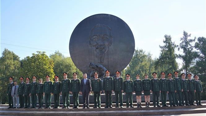 越南人民军高级代表团在胡志明塑像合影。（图片来源：越通社）