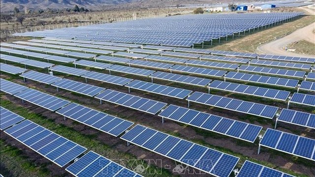 智利圣地亚哥太阳能发电厂。（图片来源：法新社/越通社）