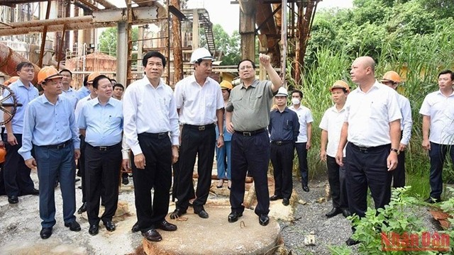 范明正总理视察河北氮肥厂生产线。（图片来源：陈海 摄）