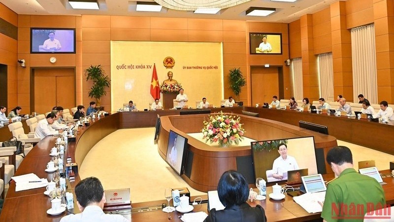 越南国会主席王廷惠致会议开幕词。