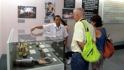 参观展览会的外国游客。