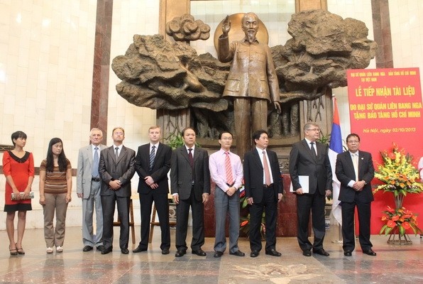 越南、俄罗斯代表出席历史资料接收仪式。 (Photo: （图片来源：体育文化报网）)