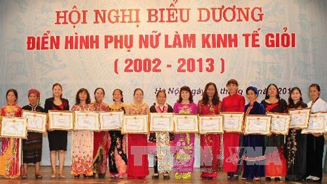 越南妇女联合会表彰270名创富女性代表。 (Photo: 图片来源：越通社)