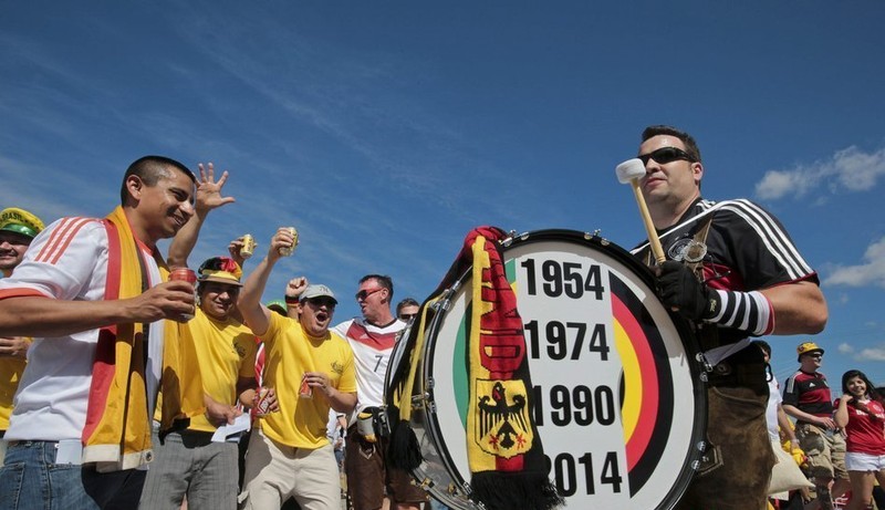 德国队曾三次获得世界杯冠军，其球迷希望夺得第四次冠军。