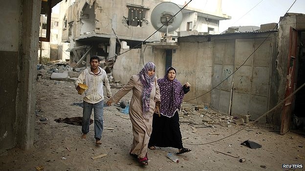 以色列空袭加沙之际巴勒斯坦人纷纷逃离家园。