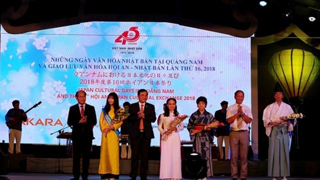 广南省领导代表给与会代表赠送鲜花做纪念。