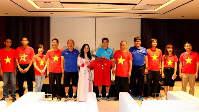 越南驻缅甸大使馆代表同越南球队合影。