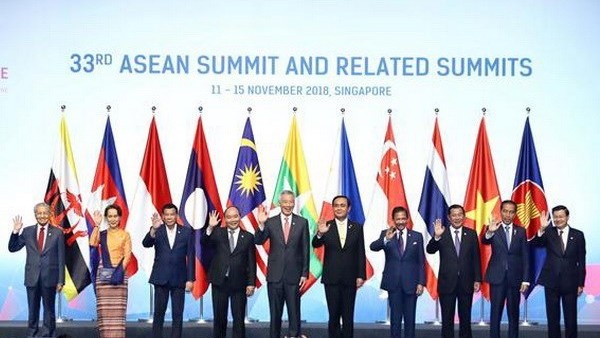 东盟各国领导在第33届东盟峰会开幕式上合影。（图片来源：越通社）