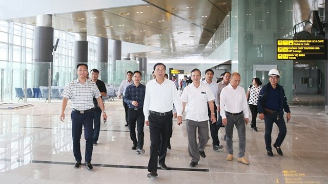 广宁省委书记阮文读对云屯国际航空港进行实地考察。