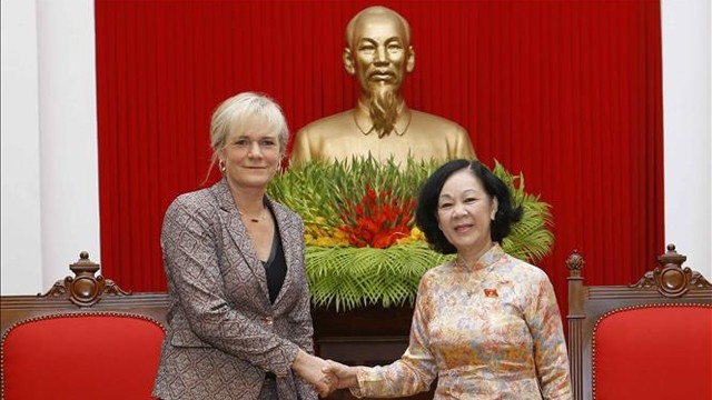 越共中央民运部部长张氏梅会见德国左派党副主席西蒙娜·奥尔登堡。