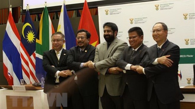 南非国际关系与合作部同东南亚四国代表合影。（图片来源：越通社）