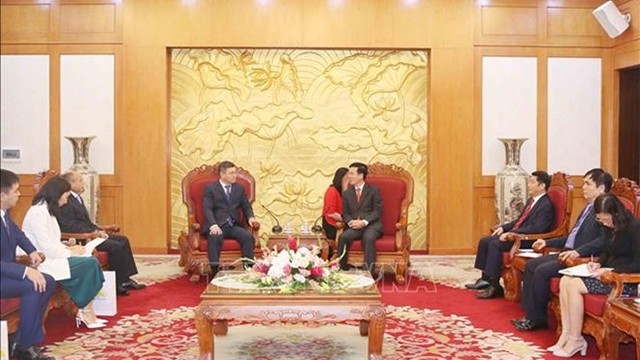 武文赏先生在越共中央总部会见哈萨克斯坦“祖国之光党”代表团。