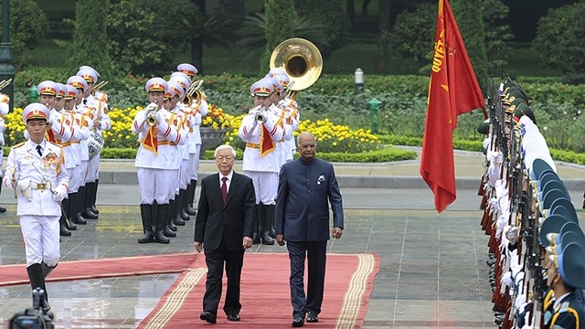 越共中央总书记、国家主席阮富仲和印度总统拉姆·纳特·科温德检阅仪仗队。（登科 摄）