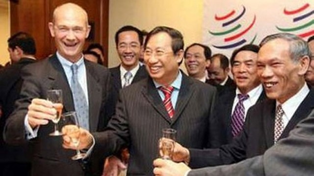 2006年11月7日举杯庆祝越南加入WTO谈判代表团的成功。 (Photo: 图片来源：路透社)