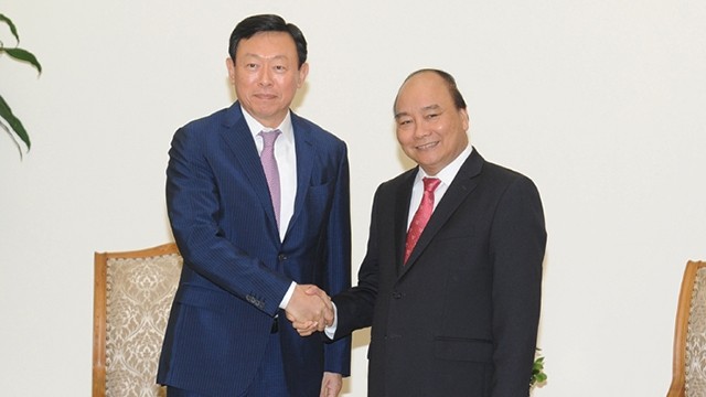 越南政府总理阮春福会见乐天集团董事长辛东彬。陈海 摄