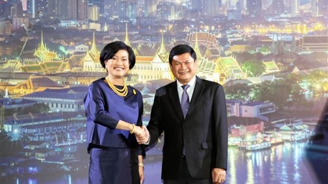 泰国驻胡志明市总领事武丽乐与胡志明市人民委员会副主席黄革命亲切握手。（图片来源：越通社）