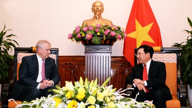 越南政府副总理兼外交部长范平明会见安德鲁王子。