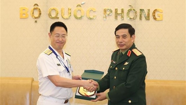 越南国防部副部长潘文江上将会见日本海上自卫队第一护卫队群司令伍贺祥裕。（图片来源：越通社）