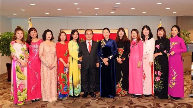 越南国会主席阮氏金银与越韩多元文化家庭代表合影。（图片来源：民智报）