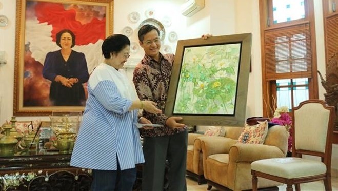 范荣光大使向印尼民主斗争党主席梅加瓦蒂·苏加诺普特丽赠送纪念品。（图片来源：越通社）