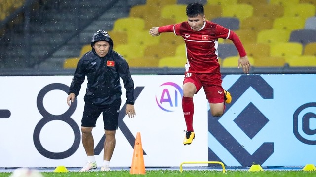 越南球员在雨中训练。